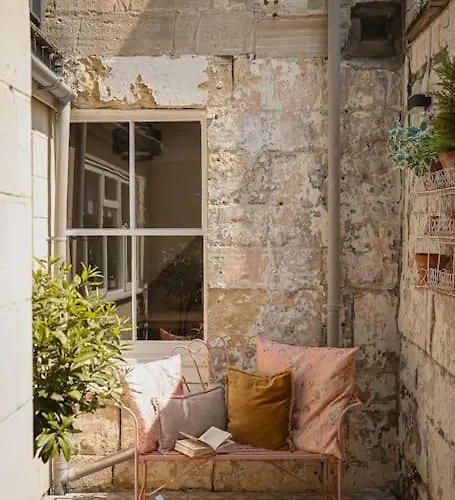 Primrose Cottage - With Private Courtyard & Sun Terrace In Central Bath
