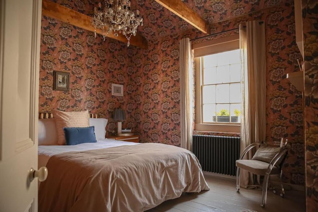Primrose - With Private Courtyard & Sun Terrace In *
