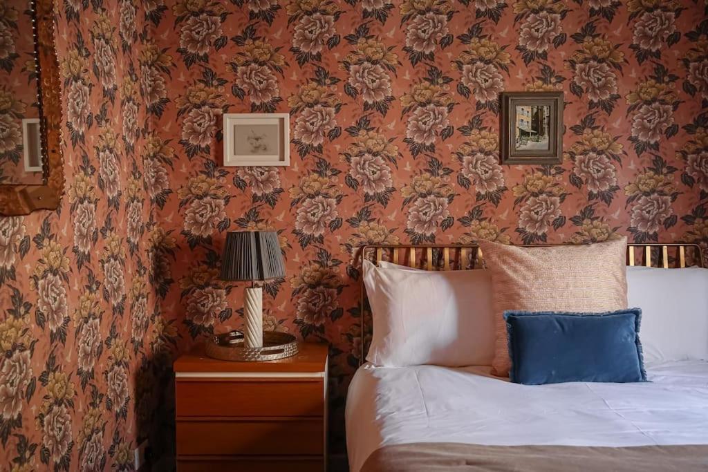 Primrose - With Private Courtyard & Sun Terrace In Holiday home Bath
