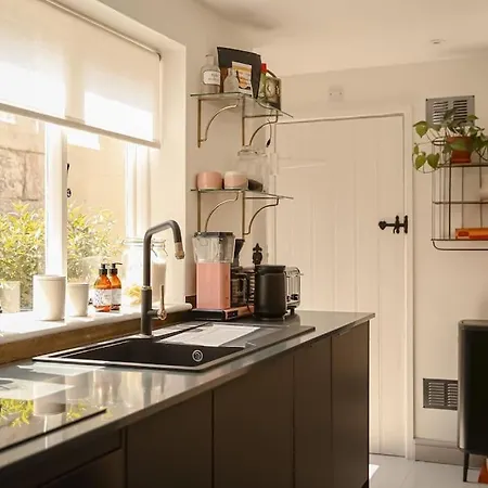 Primrose Cottage - With Private Courtyard & Sun Terrace In Central Bath Exterior photo