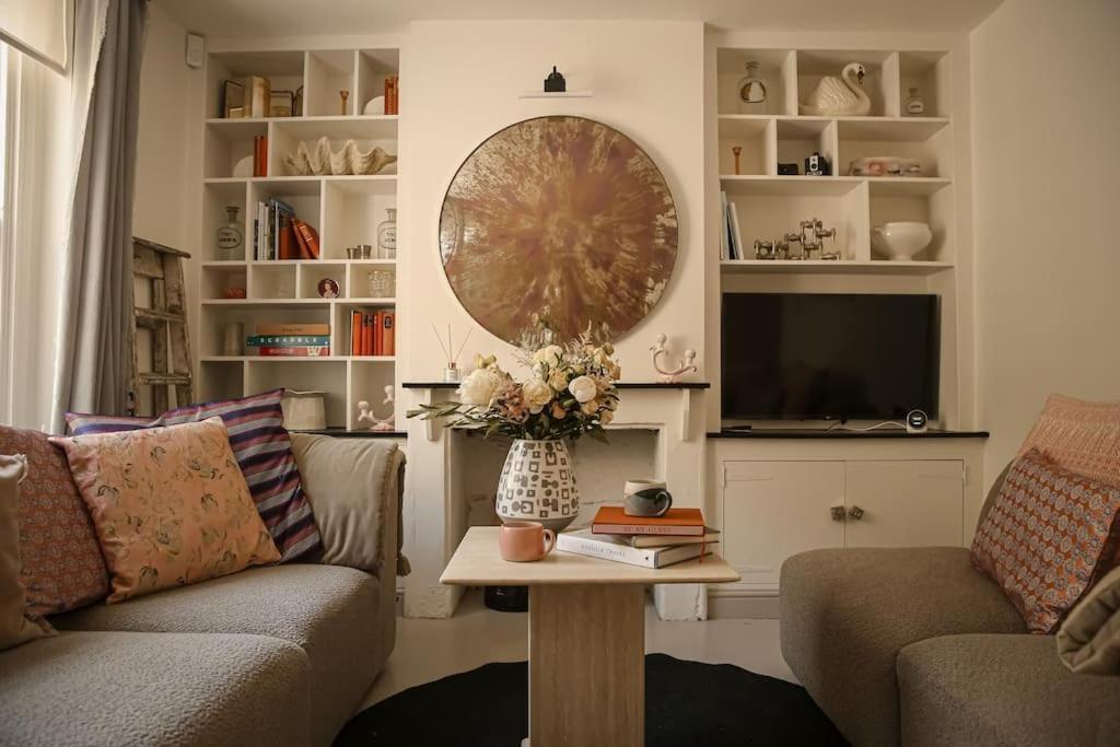 Vakantiehuis Primrose - With Private Courtyard & Sun Terrace In *